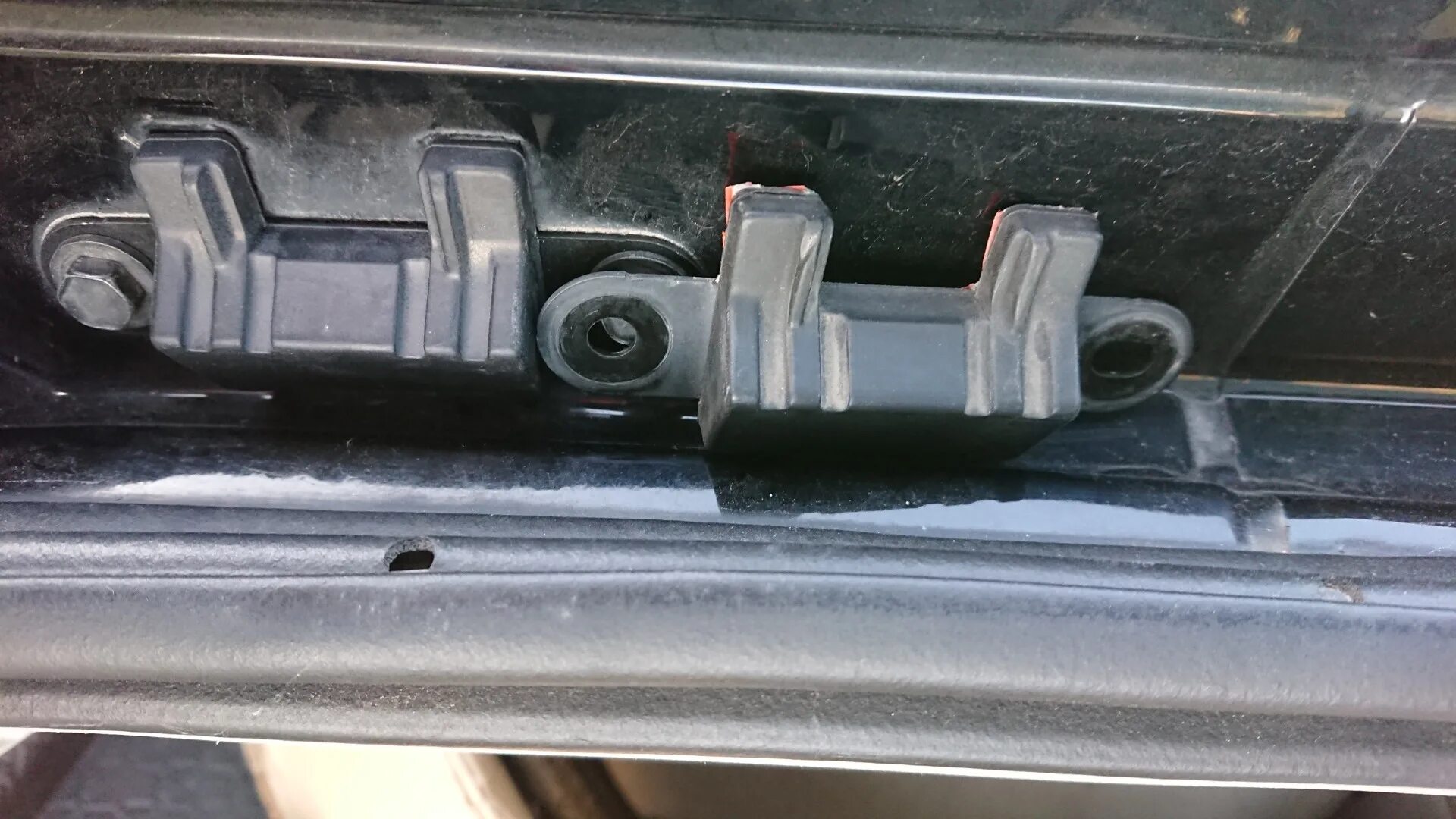 фиксатор подлокотника на тойота рав 4. рав 4 скрипит задняя дверь багажника. скрип задней двери рав 4. фиксатор задней двери тойота рав 4. скрип задней подвески тойота рав 4 3 поколения картинки.