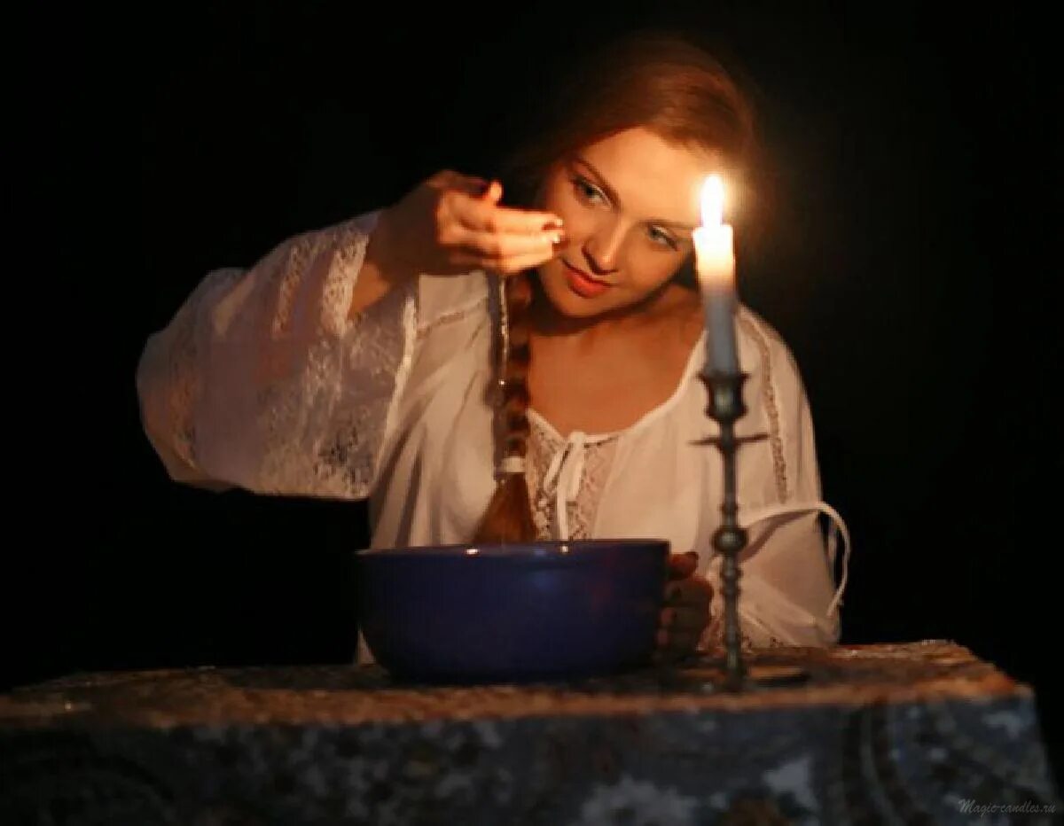 Рождественские гадания. Зеркало и свеча. Гадание со свечой и водой на суженого. Гадание на воске толкование. Гадания.