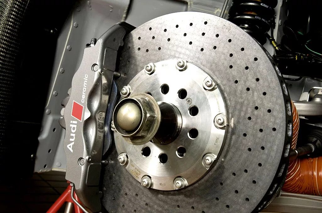 Тормозные диски 8 pro max. Audi r8 Brake Disc. Керамические тормоза Ауди r8. Audi r8 gt3 Brakes. Карбоновые тормоза Audi rs6.