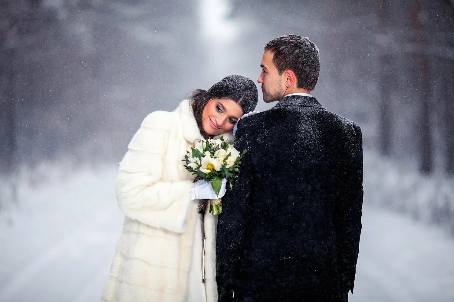 свадьба зимой идеи для фотосессии. зимняя свадебная фотосессия. жених ноябрь венчается. жених ноябрь венчается с зимою. зимняя свадебная фотосессия.