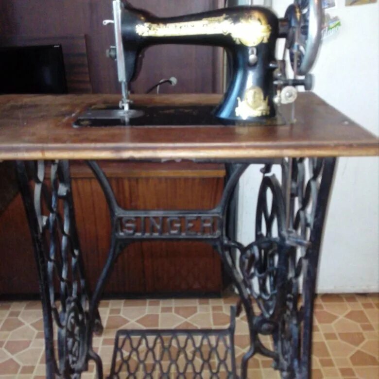 Швейная машинка Зингер ножная. Швейная машинка Зингер педальная. Швейная машинка Зингер ножная антиквариат 1841г. Швейная машинка Зингер с ножным приводом.