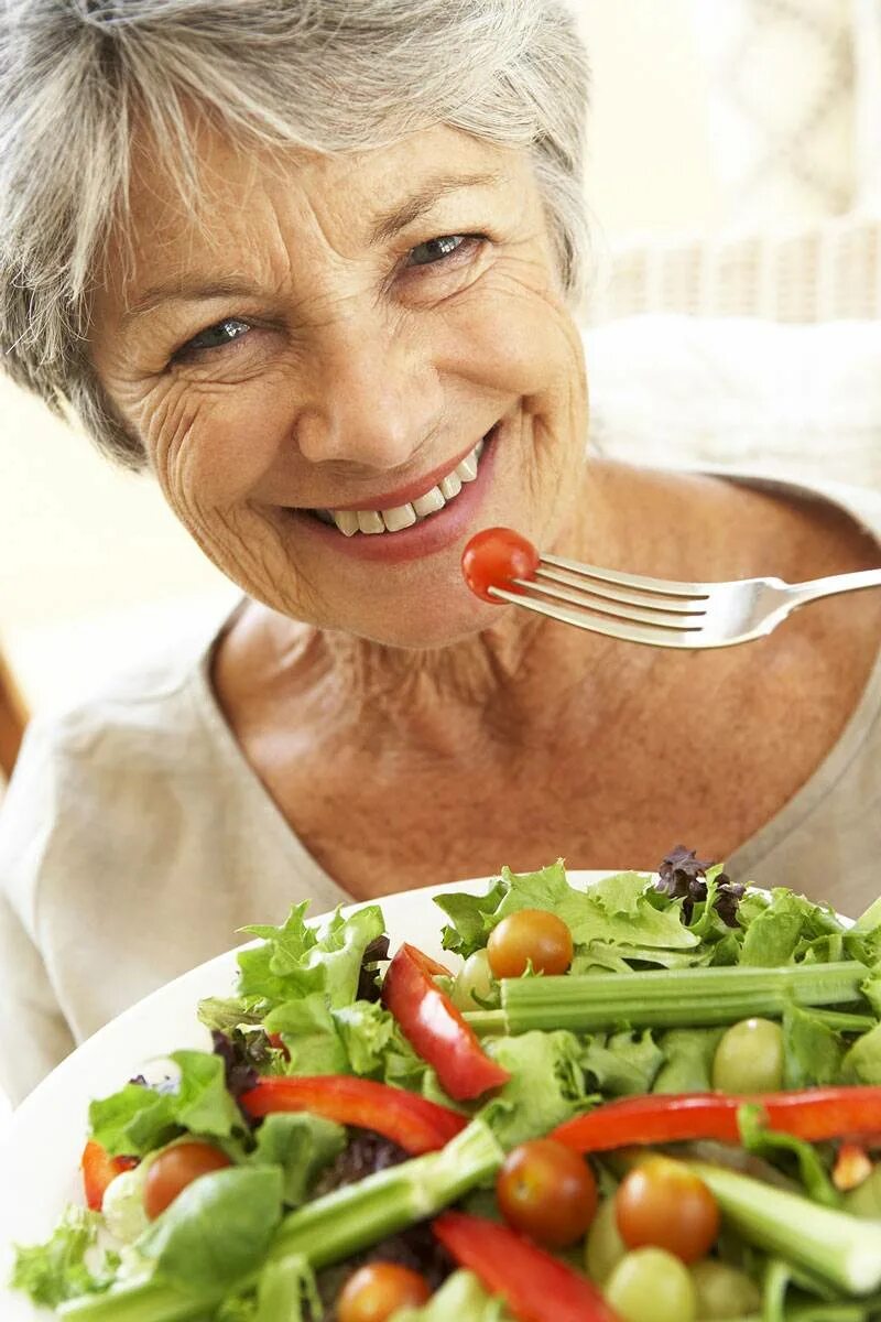 Полезные продукты после 50. Здоровое питание для пожилых. Правильное питание для пожилых. Здоровая пища для пожилых. Здоровая женщина.