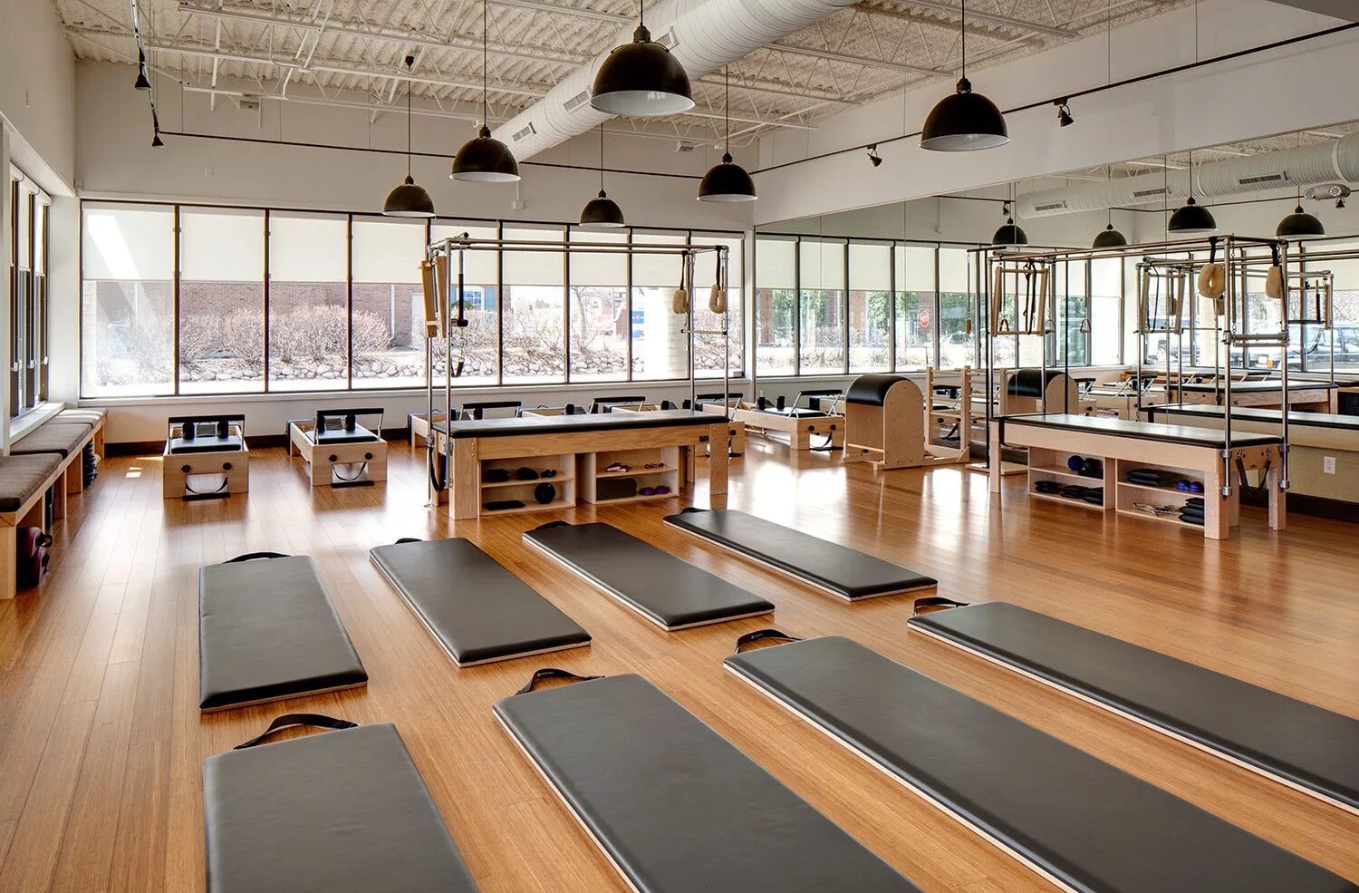 Зал пилатеса. Пилатес залы. Студия йоги интерьер. Студия пилатес world class. Имеретинский фитнес центр.