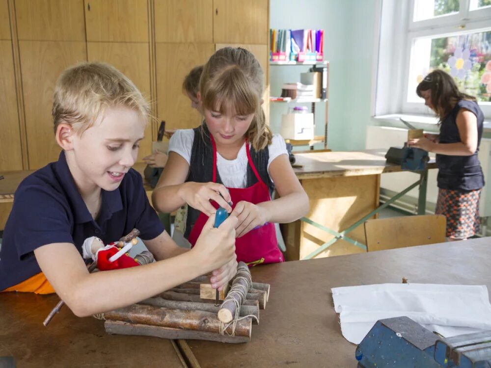 Занятия на уроках технологии. Урок технологии в первом классе. Занятия на уроках технологии. Первоклассники на уроке. Школьники на уроках технологии.