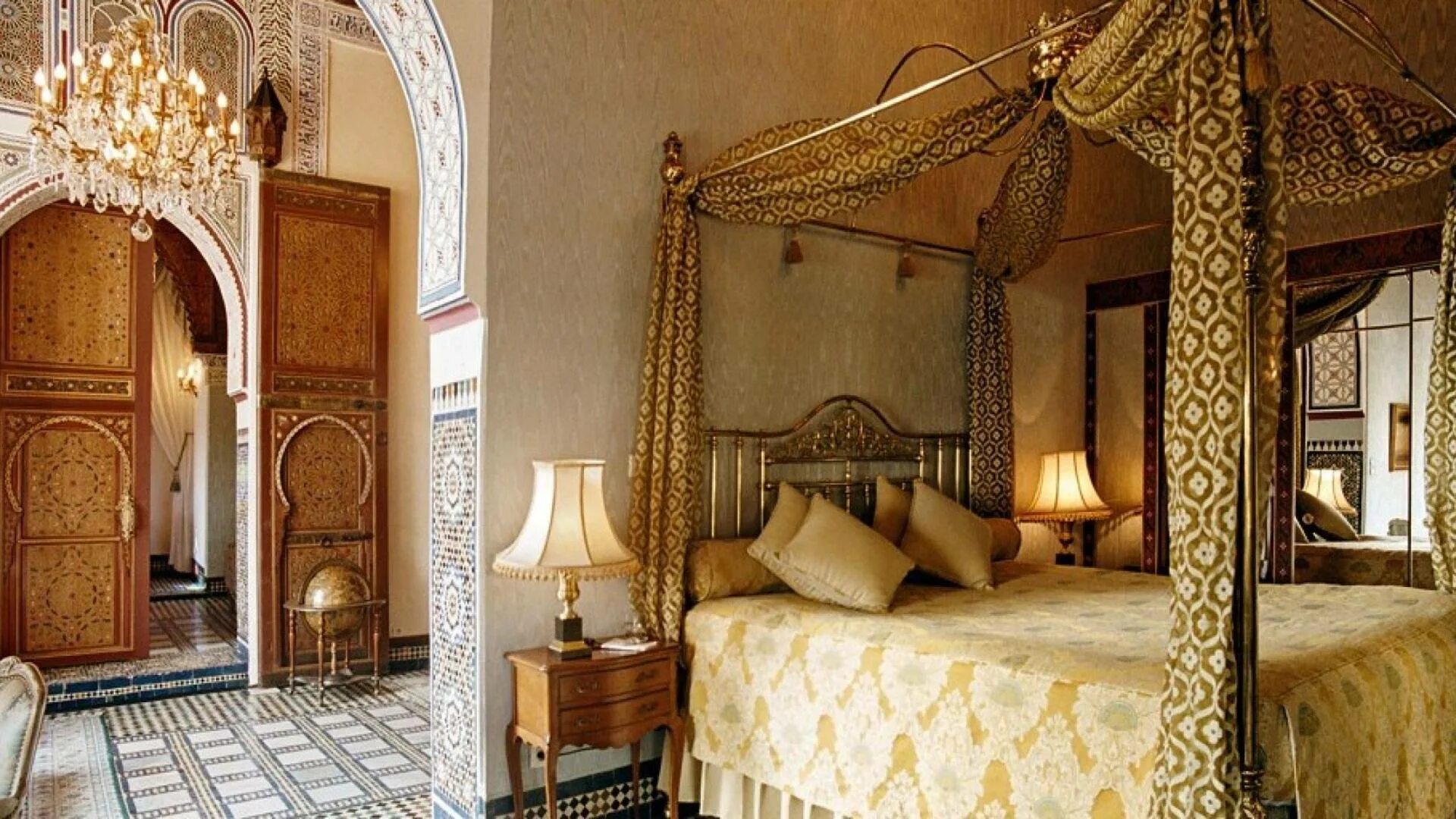 интерьеры дворцов арабских шейхов. спальня в арабском стиле. арабская роскошь. арабская роскошь. дворец короля марокко внутри.