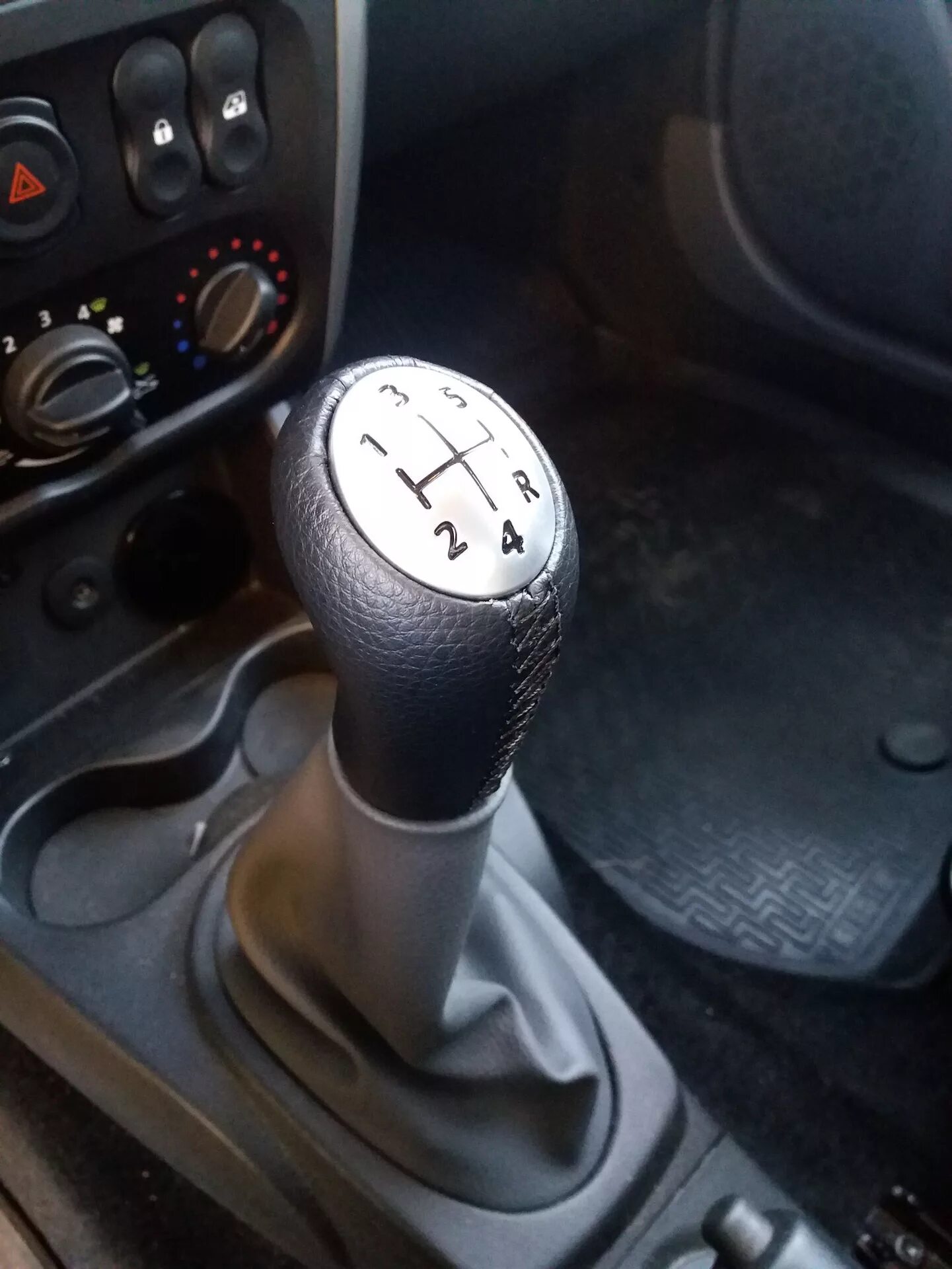 Nissan almera 2017. Ниссан альмера передачи. Ниссан альмера передачи. Ниссан альмера салон. Авто до 350000 рублей с пробегом.