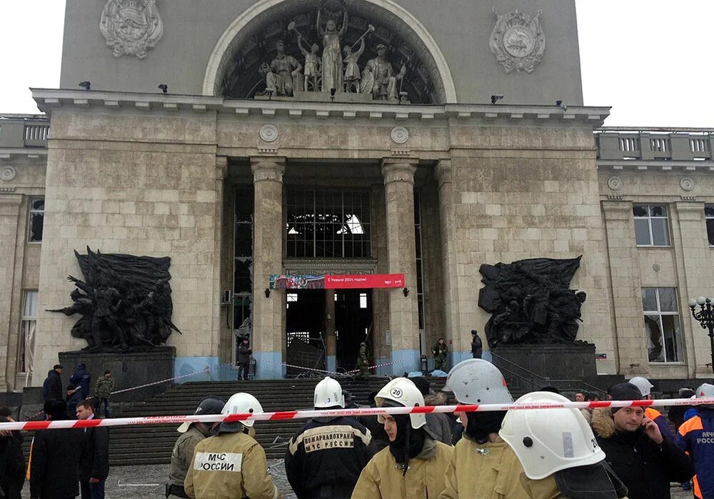 Новости где теракт. Теракт в Волгограде 2013 вокзал. Взрыв на ЖД вокзале в Волгограде. Взрыв вокзала в Волгограде. Теракты в России Волгоград вокзал.