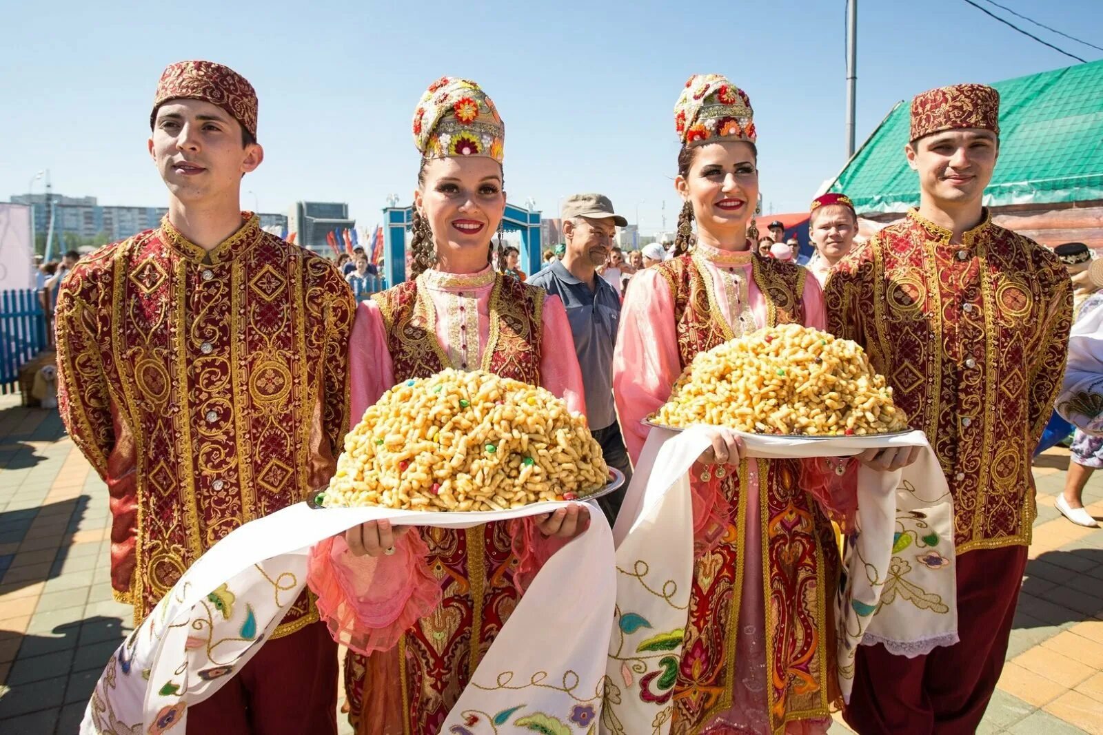 Сабантуй татарский Чак Чак. Татарстан татары. Сабантуй девушка с Чак Чаком. Традиция Татарстана Сабантуй. Татарские племена