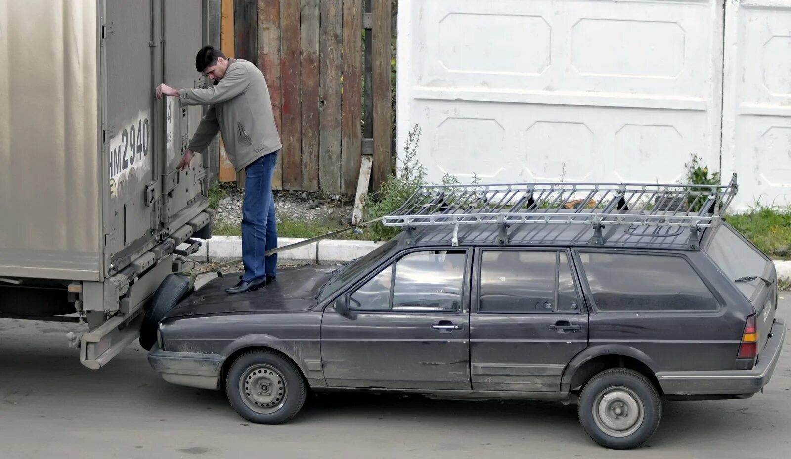 Разграбленная машина. Хищение груза. Грабят фуру.