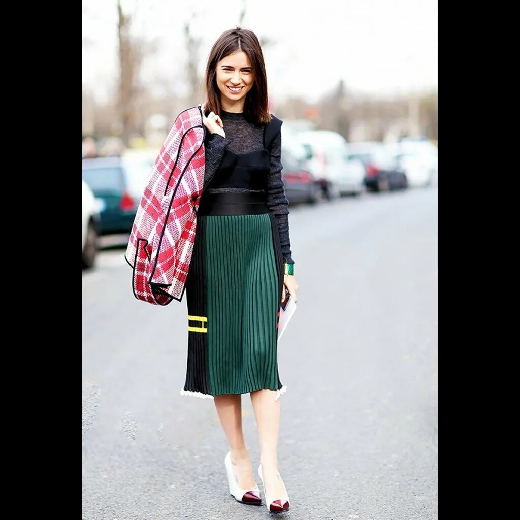 Сочетание с длинной юбкой. Что сочетается с юбкой. Голубая юбка. Юбка синяя. Сочетание с оранжевой юбкой.