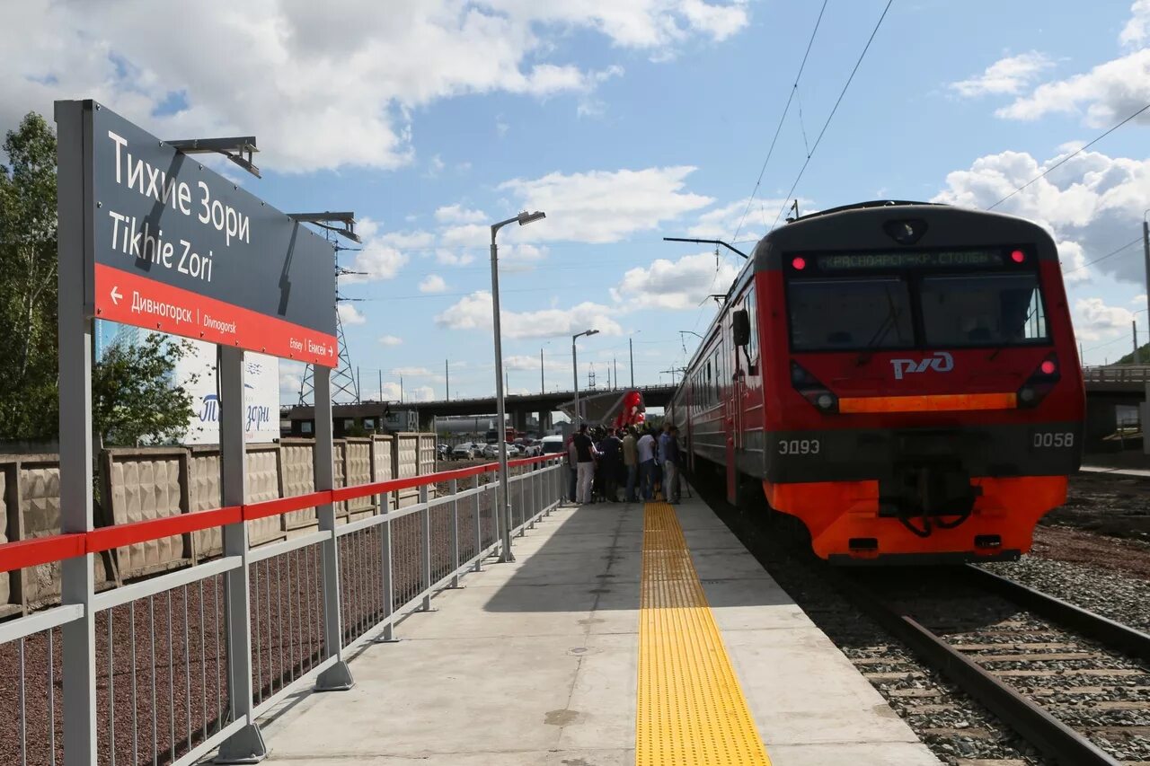 Сбило электричкой в подмосковье. Эд4м горьковское направление. Электрички заря. Электричка волгоград аэроэкспресс. Платформа заря горьковского направления.