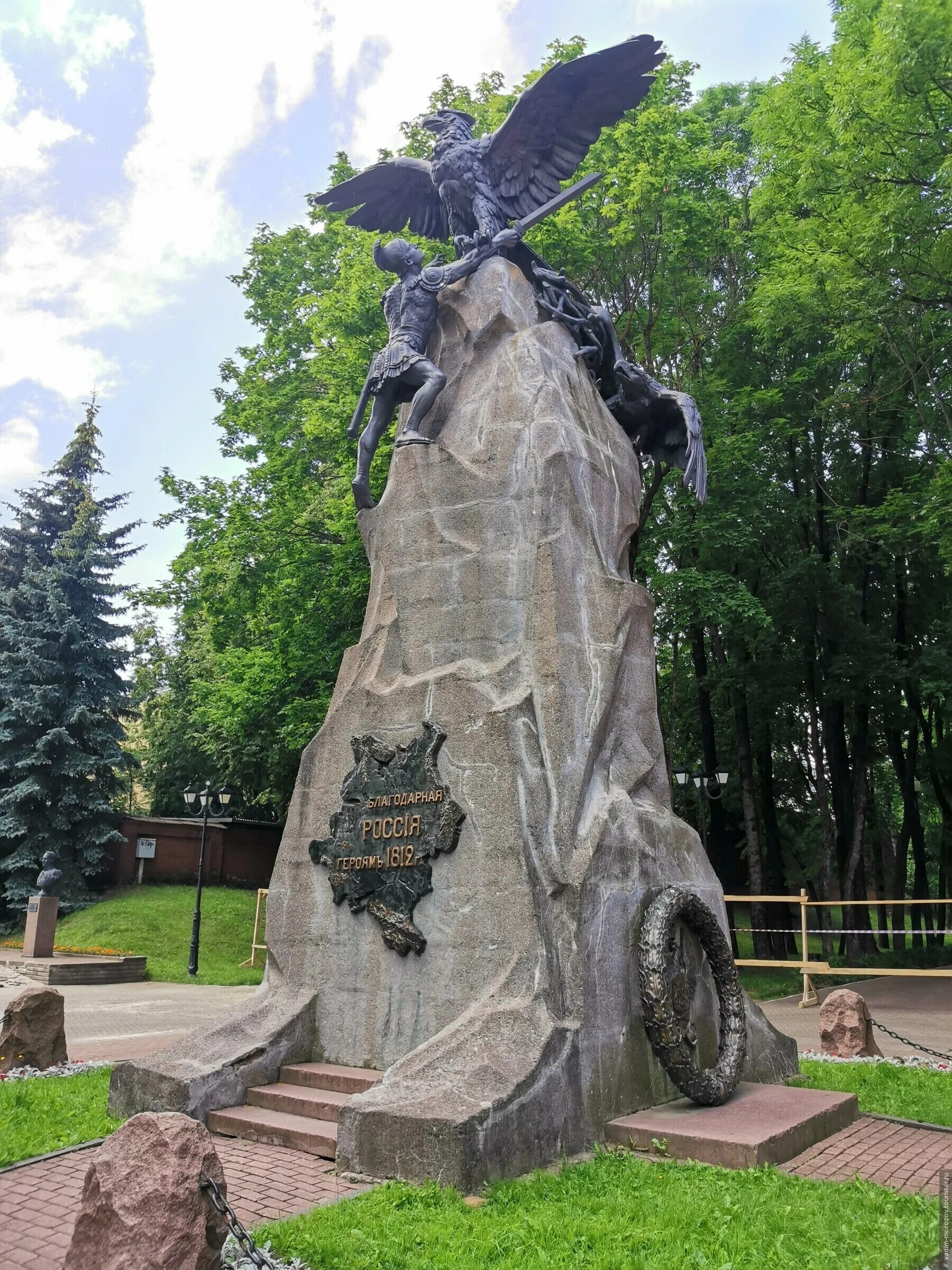 памятники в благодарном. памятники в благодарном. памятник благодарная россия героям 1812 года в смоленске. город благодарный парк ставропольский край. мемориал войны 1812 года смоленск.