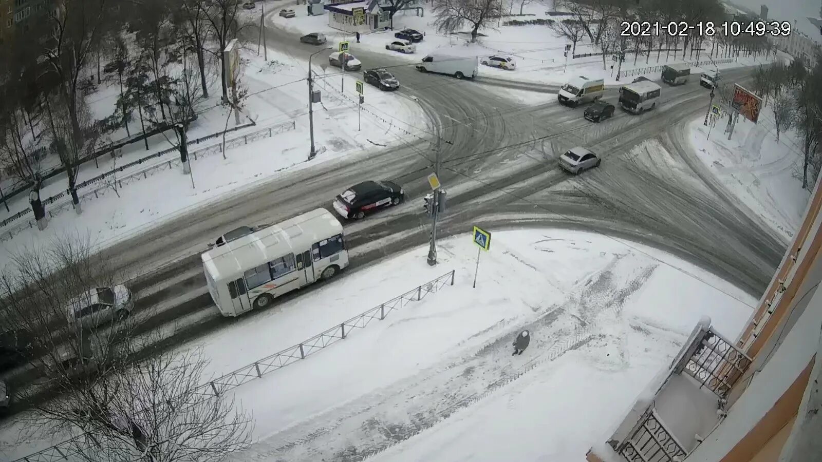 Подольск зимой дороги. В оренбурга улицы от снега чистили. Колея во дворе дома. Зимняя колея во дворах. Неочищенный снег на дороге.