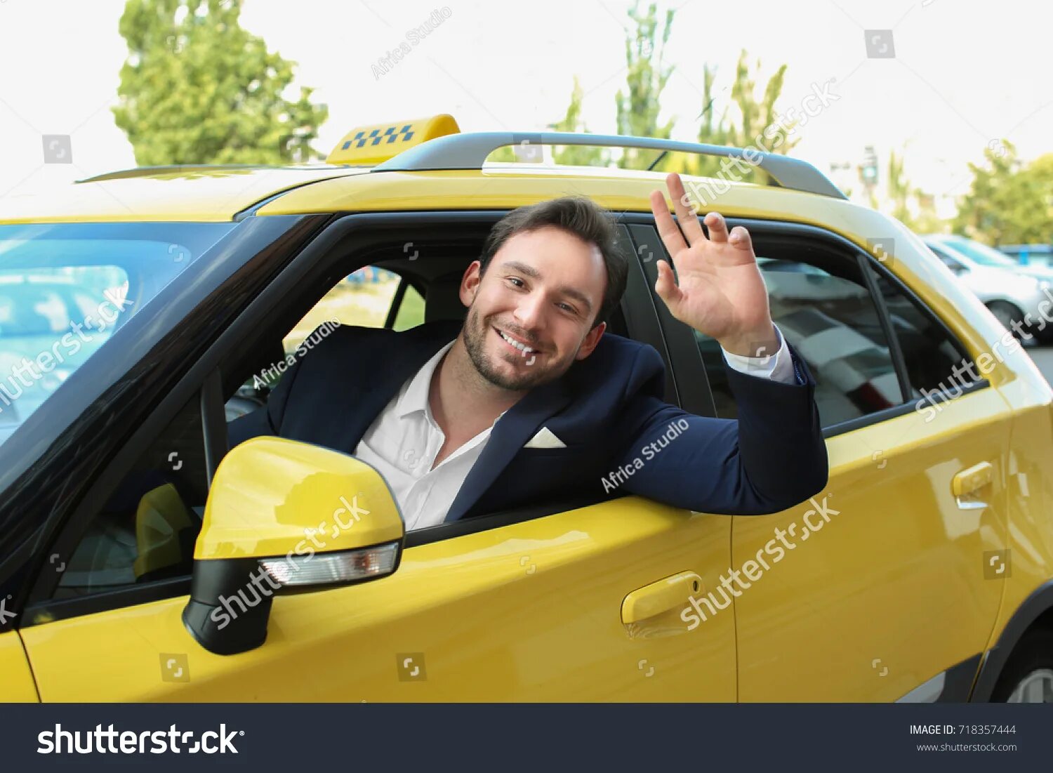 Машина для пожилых людей. Человек в машине. Человек в машине. Парень на фоне машины. Профессиональный водитель.