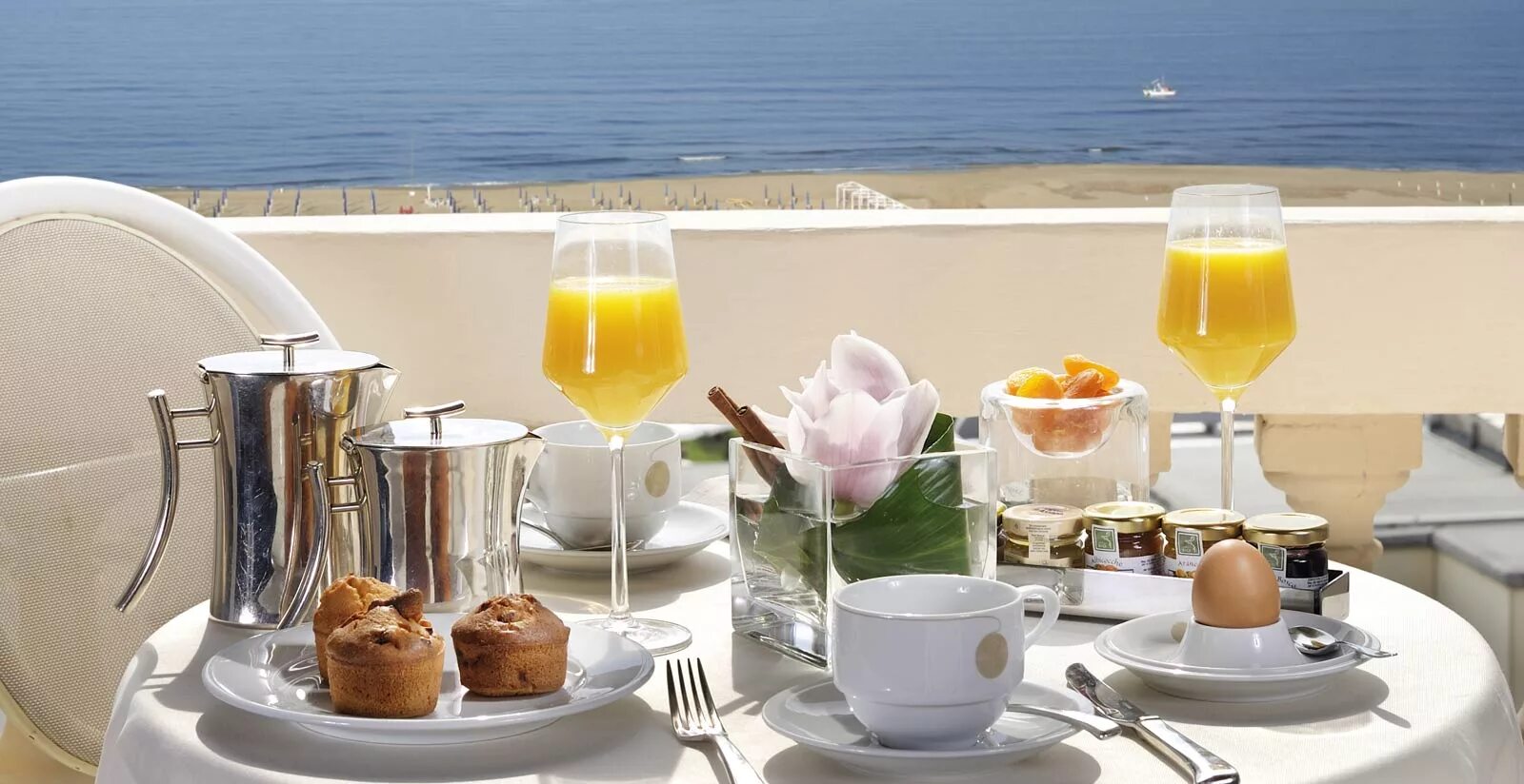 Утро ди. Гранд отель Виареджио. Принчипе ди Пьемонте Виареджио отель. Море Италия завтрак Позитано. Завтрак с видом на море.