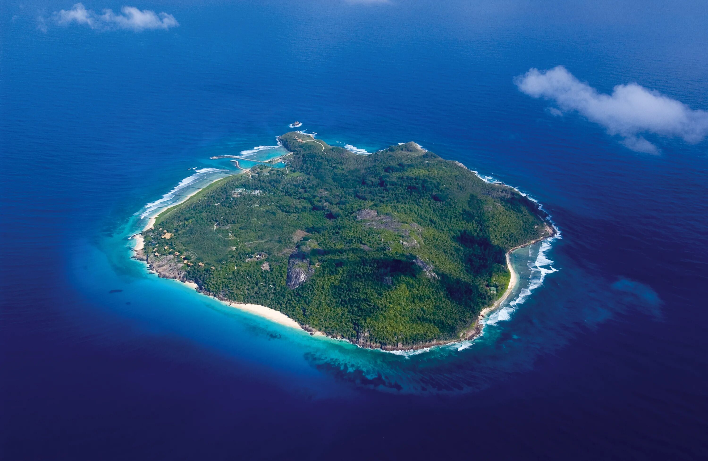 Трусами остров. Fregate island. остров тиффити. сейшельские острова вид сверху. необитаемый остров большой.