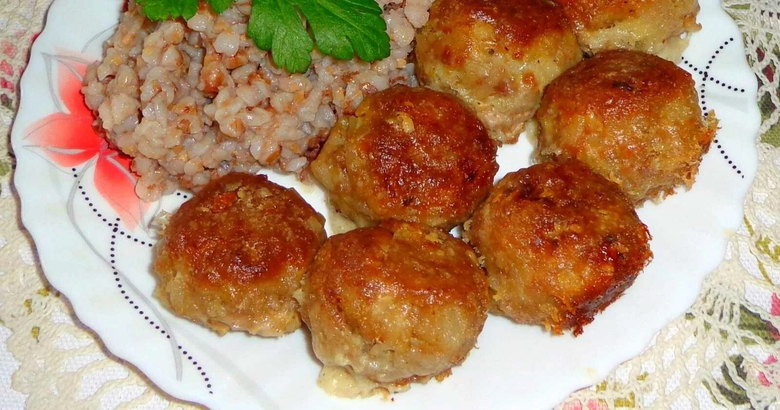 Куриные ежики с рисом в духовке. Фрикадельки в духовке. рыбные тефтели с рисом. мясные шарики в духовке. тефтели с гарниром в духовке.