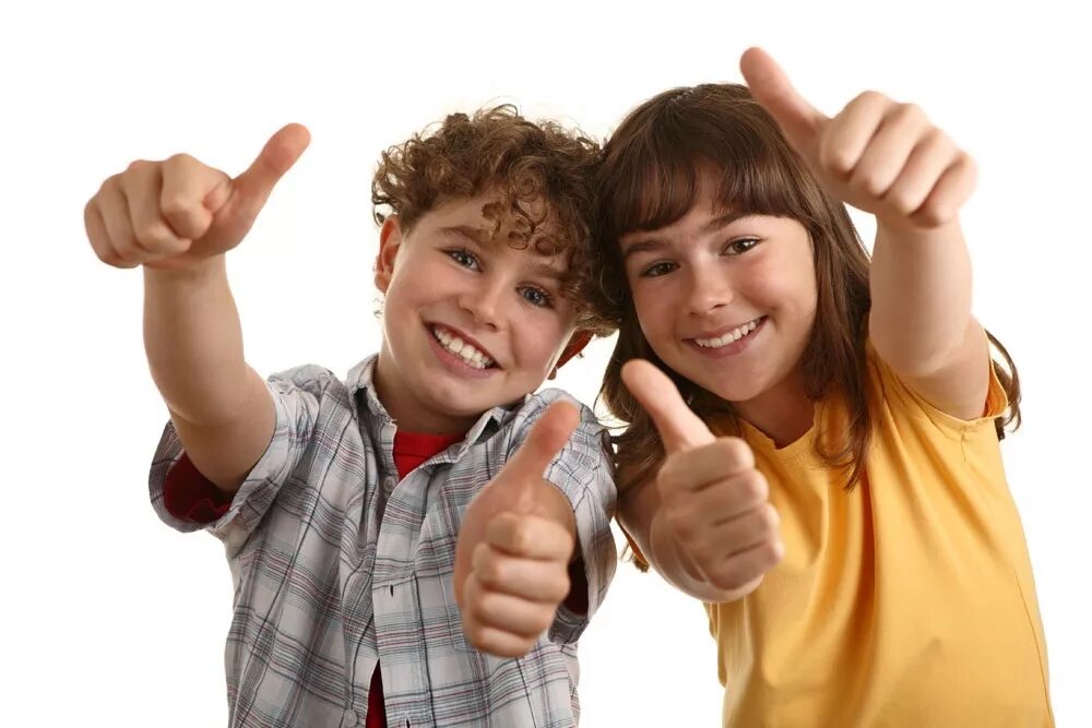 Счастливый ребенок. Довольная семья. Довольный ребенок довольные родители. Счастливая семья улыбается. Семья палец вверх.