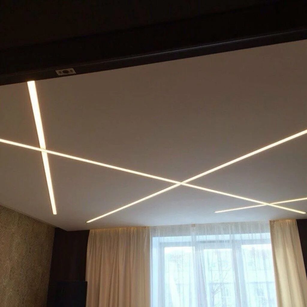 Полосы на натяжном потолке. Полосы на натяжном потолке. Потолок световые линии в коридор. Потолок с полосками. Световие лиги на натяжной потолке.