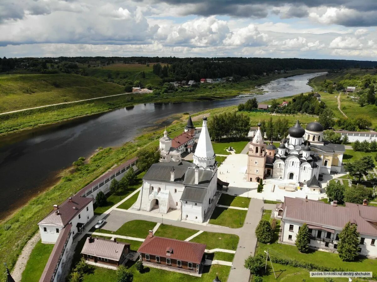 Монастыри тверской области фото. Старицкий Свято-Успенский монастырь. Старицкий Успенский монастырь. Старицкий Свято-Успенский монастырь Тверская область. Старицкий Успенский монастырь Тверская область.