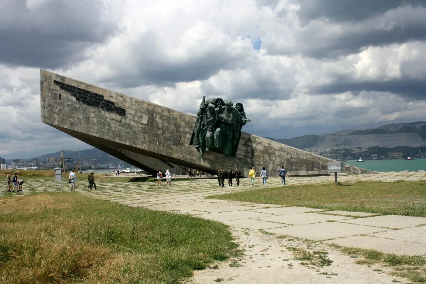 Новороссийск Novorossiysk город герой. Новороссийск -- город боевой славы. Новороссийск город герой памятники. Стела город герой Новороссийск. Памятник утонувшим