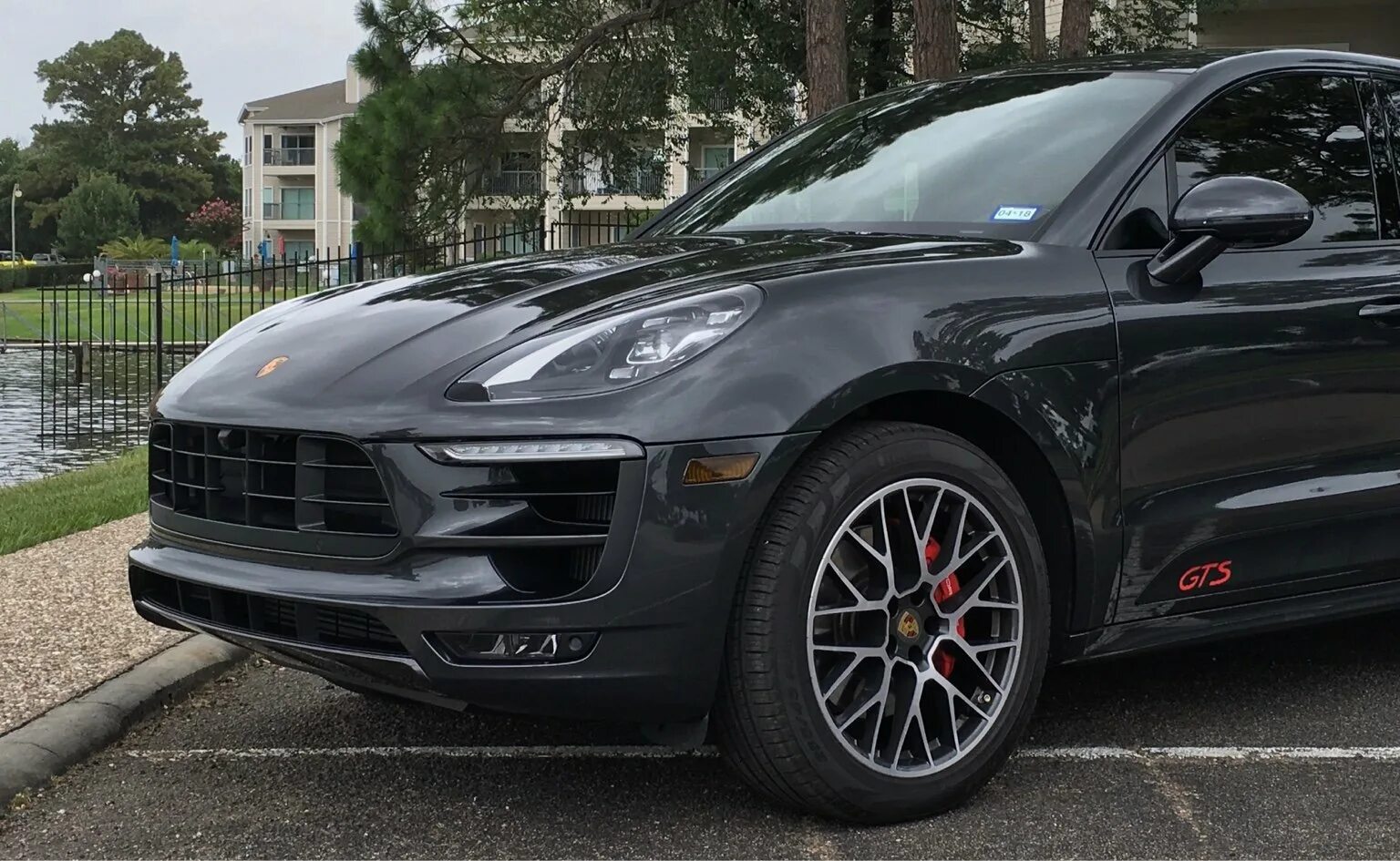 Диски порше. Диски porsche macan r20. porsche macan диски 20. кайен колеса r22 порше. porsche cayenne r20 черные диски.