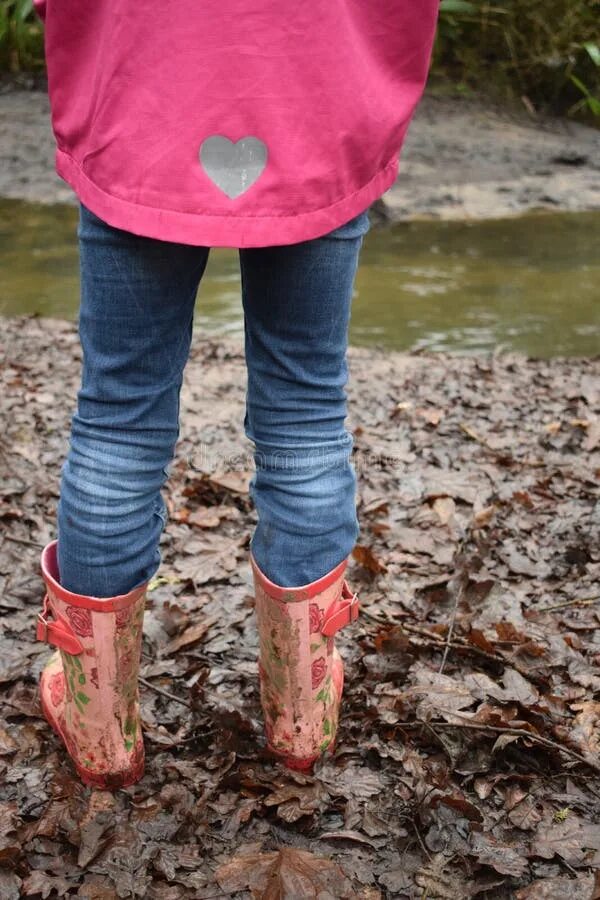 Грязные ботинки. Грязная обувь. Женские сапоги в грязи. Грязные женские ботинки. Грязная обувь девушек.