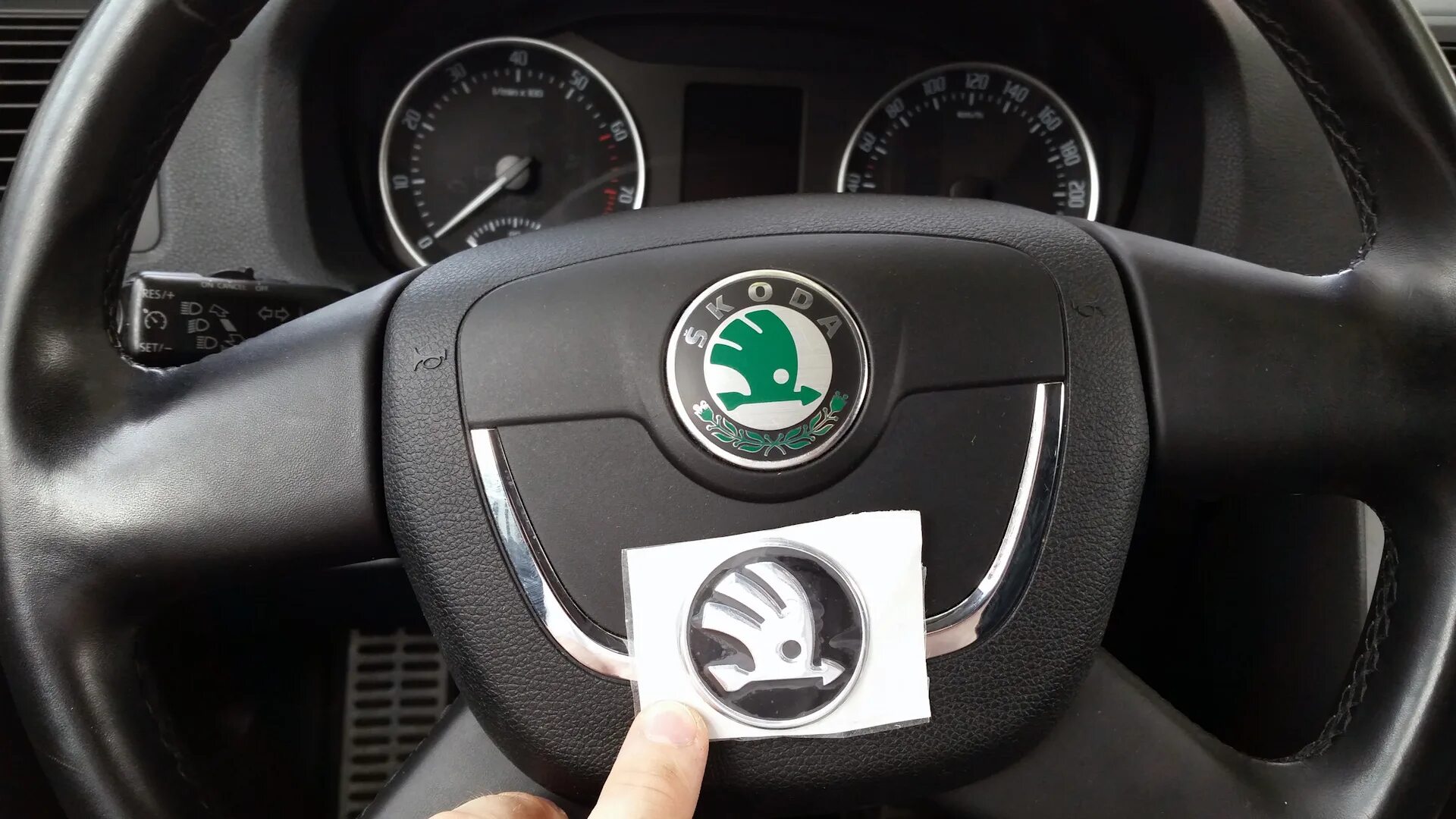 Обогрев руля skoda superb. Мультируль бмв performance. Руль шкода фабия. Значок руль на шкода. Кривой руль.