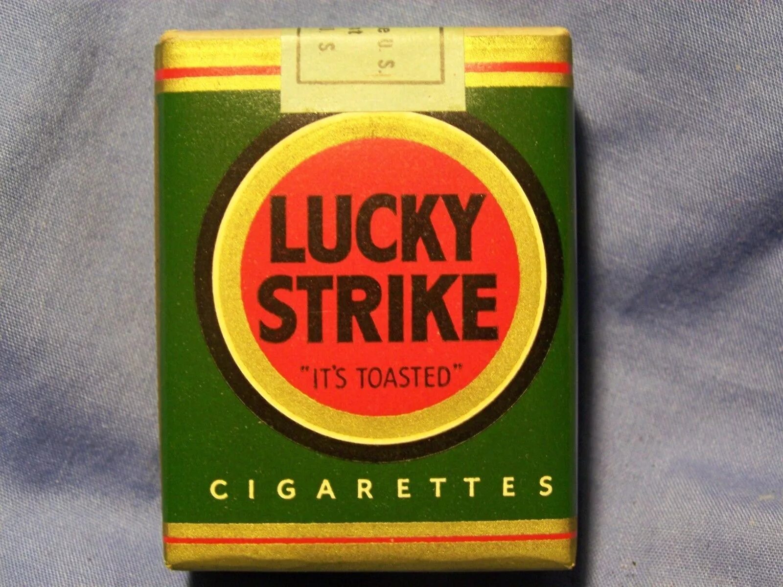 Сигареты лаки страйк зеленые. Сигареты Lucky Strike Green. Лаки страйк красный. Папиросы Лакки страйк. Лаки страйк красные