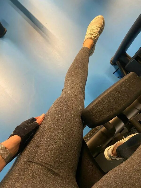 красивая девушка в наушниках. обуви стильные высокое разрешение. девушка в рваных джинсах. музыку на всю и ноги сами. красивые ноги девушек.