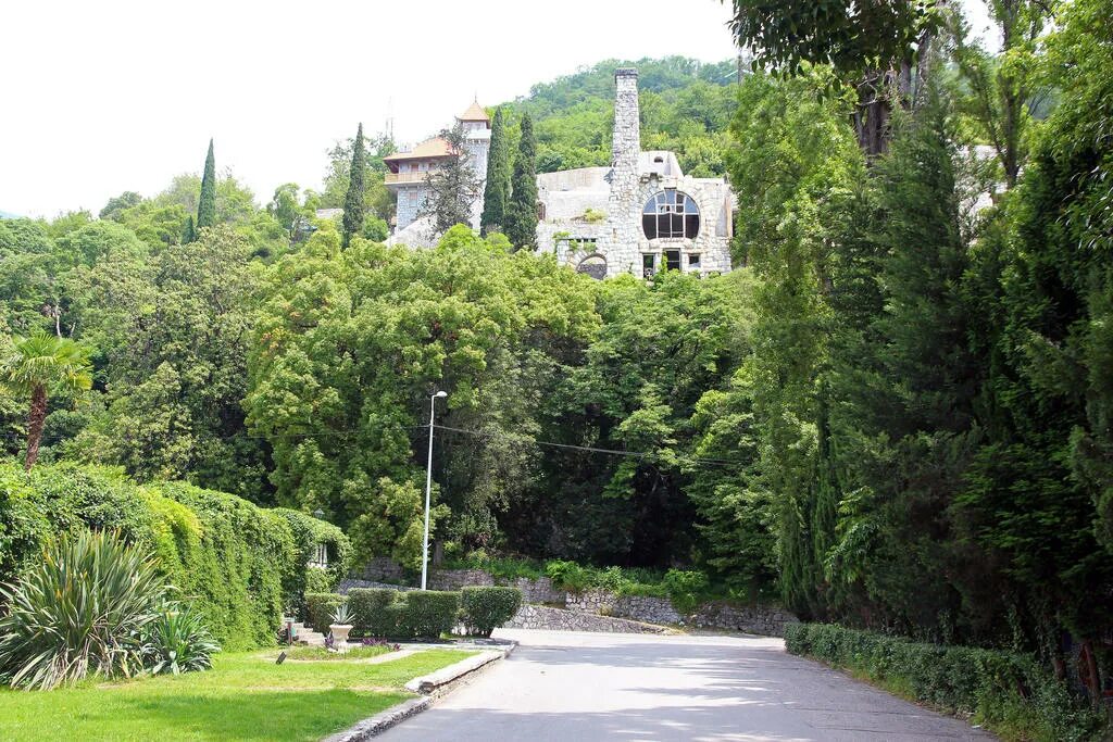 Новый афон в мае. Дворец принца Ольденбургского в Гаграх. Замок принца Ольденбургского в Абхазии. Гагра Абхазия парк принца Ольденбургского. Парка принца Ольденбургского, Гагра.