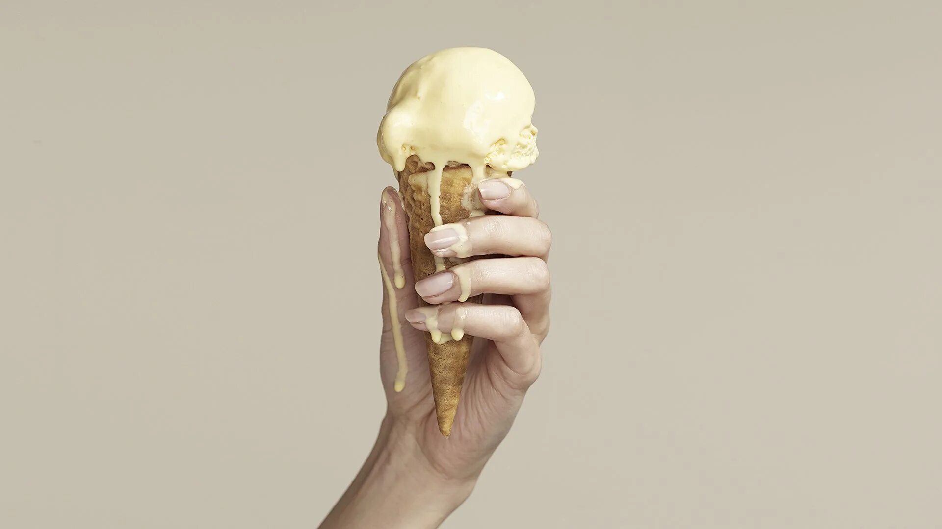Растаяв в руках. Тающее мороженое. Мягкое мороженое в рожке. Растаявшее мороженое. Мороженое в руке.