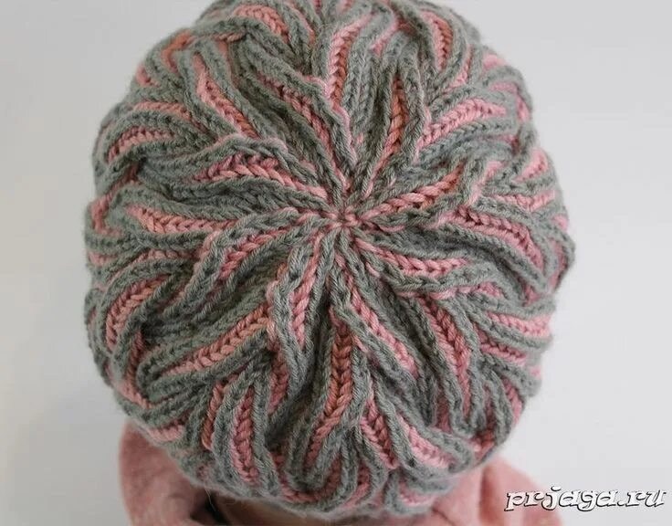 Техника бриошь крючком. Беретка Бриошь. Шапка Бриошь. Шапка в технике Бриошь. Шапочка в стиле Бриошь.