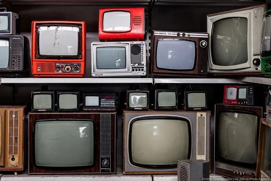 Сдать телевизор новый. Советский цветной телевизор. Старый телевизор. Старый Советский телевизор. Старые телевизоры СССР.