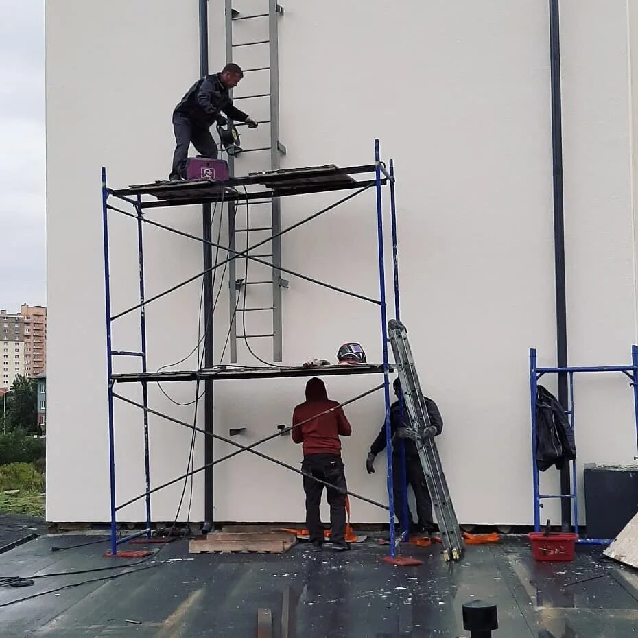 крепление наружной пожарной лестницы к сэндвич панели. пожарные лестницы типа п1 крепление сухотруба. крепление пожарных лестниц. 2. крепление пожарной лестницы к кирпичной стене анкерами.