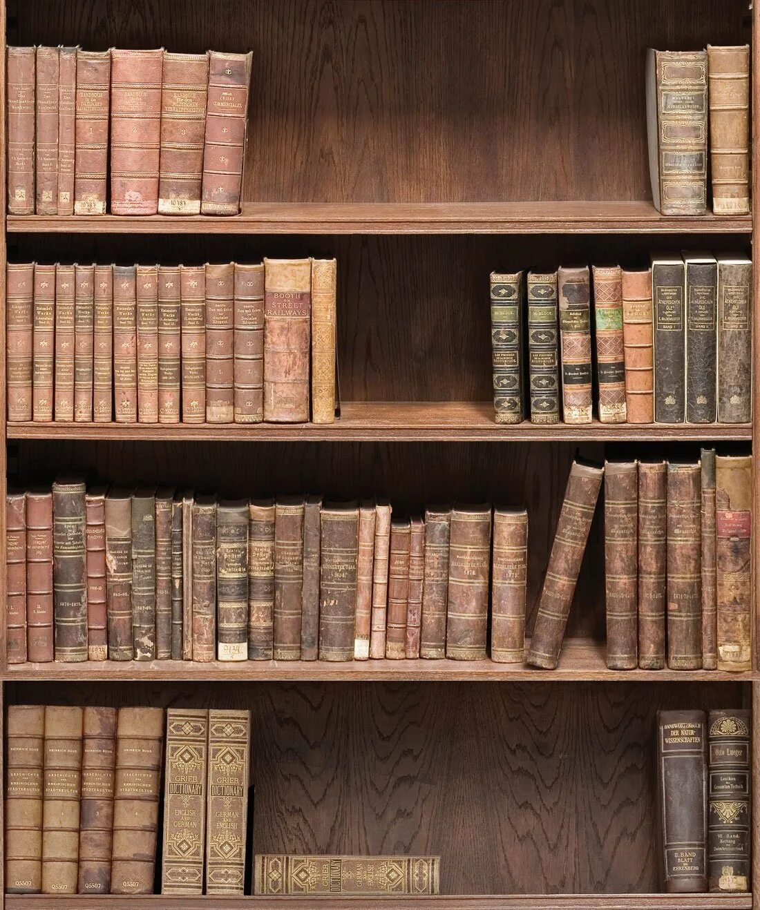 На книжной полке стоят книги