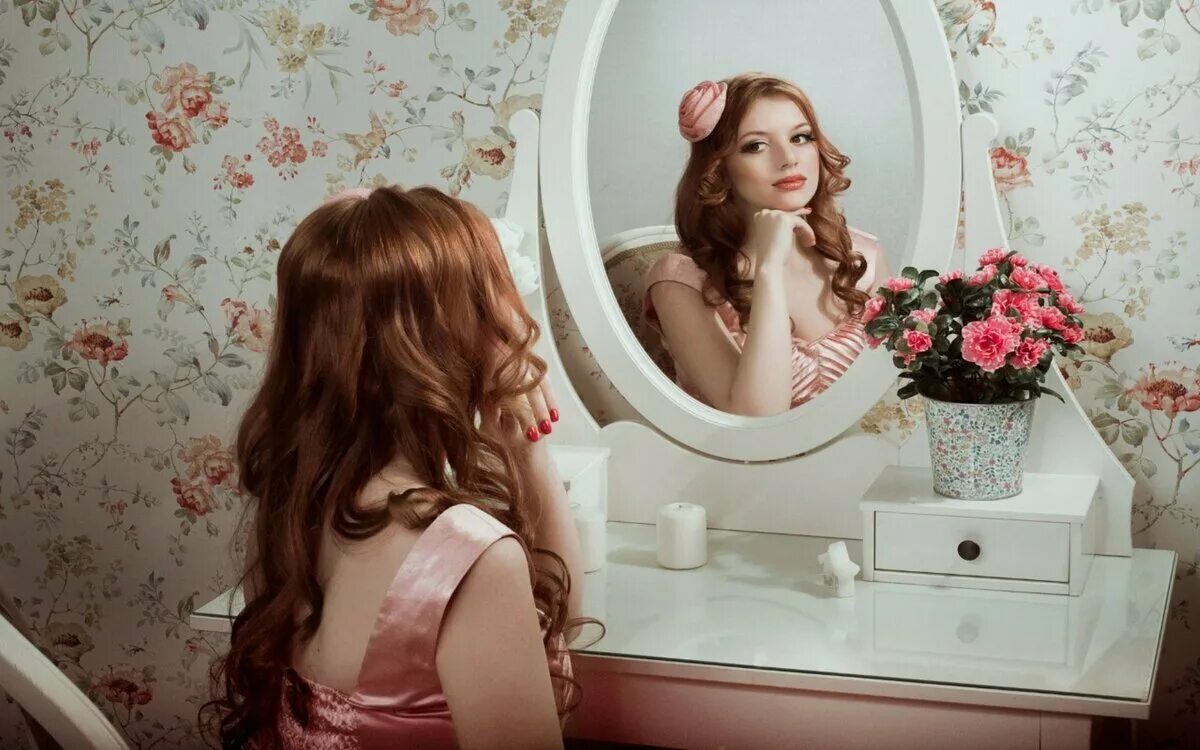 Женщина передхеркалом. Девушка в зеркале. Фотосессия перед зеркалом. Девушка любуется собой в зеркало.