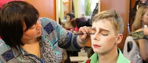 Работник театра по изменению лиц актера