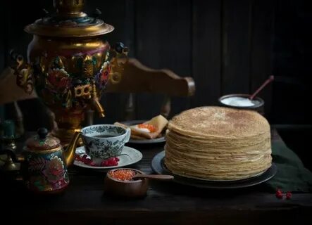 Стол с самоваром и блинами