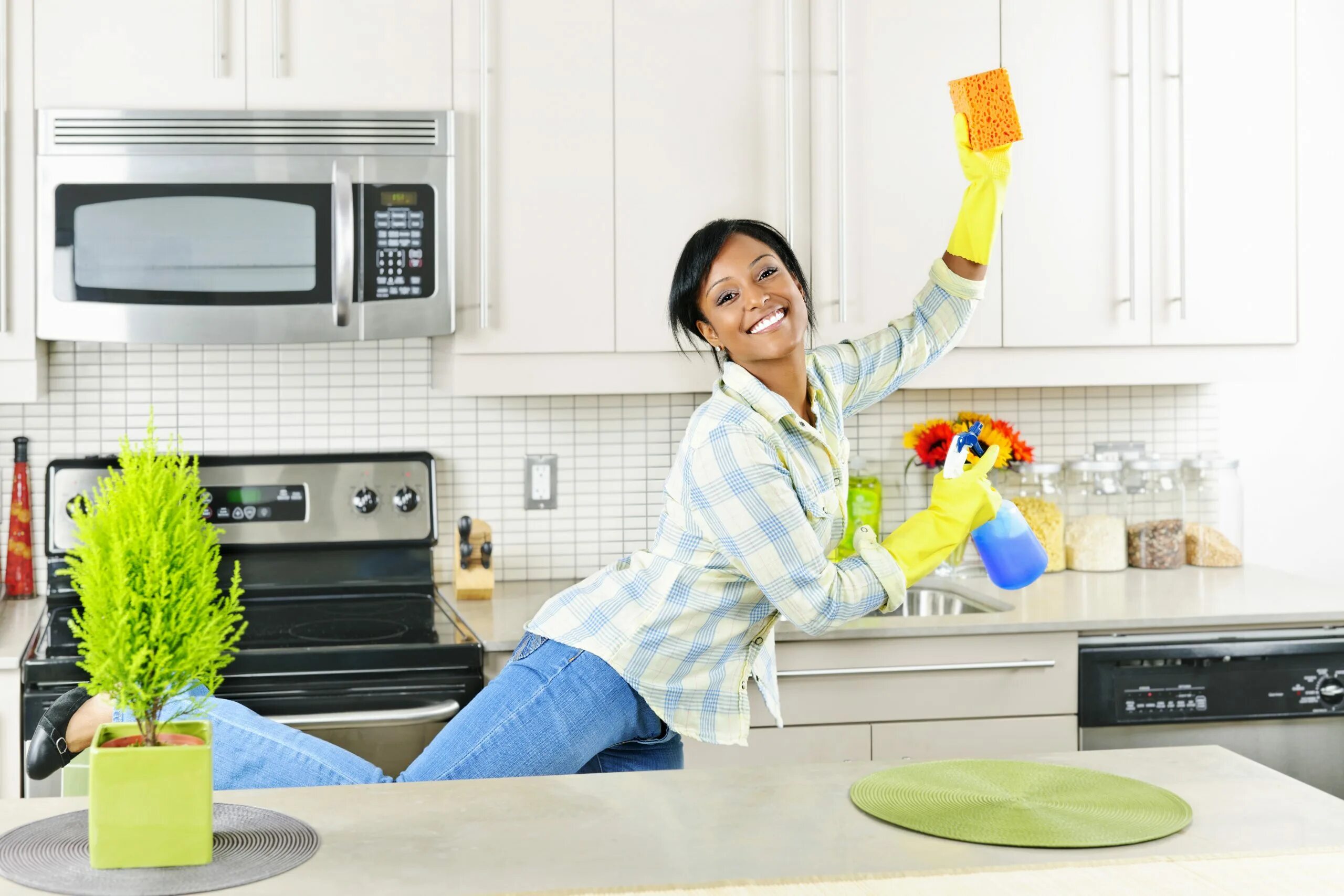 Woman cleaning. Уборка в доме. Уборка кухни. Хозяйка в доме. Чистая кухня.