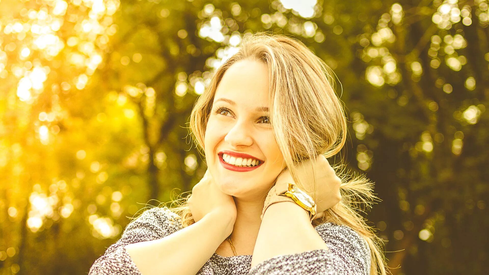 Улыбка. Счастливая девушка. Улыбка радости. Ребенок улыбается. Веселая девочка.