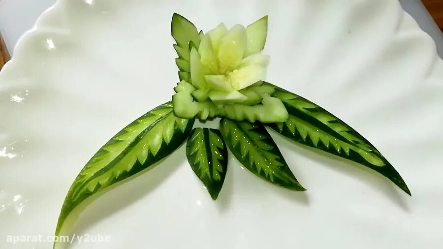 Красиво нарезать огурцы. Как сделать дракончика из огурца. Украшения из огурцов. Красиво порезать огурец. Украшение из огурца.