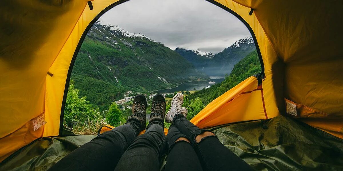 Travel camp. Красивый вид из палатки. Вид из палатки на горы. Вид из палатки на природу. Путешествие с палаткой.
