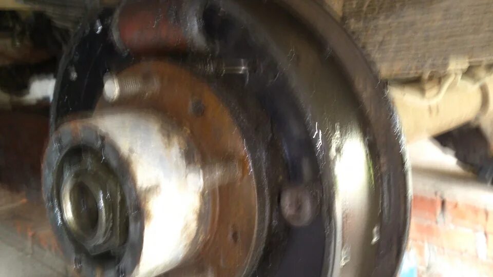 Два сальника задней ступицы газель 3302. Как поменять сальник ступицы заднего. Сальник ступичный уаз задний. Подшипник задней ступицы газель некст дисковые тормоза. Сальник задней ступицы уаз хантер.