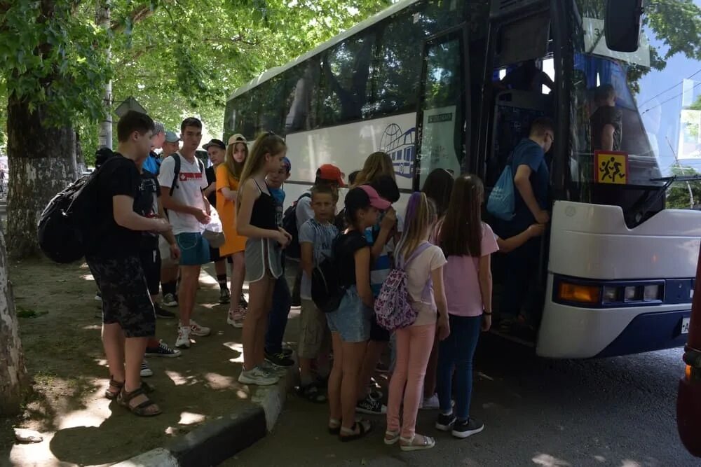 Лагерь Лесной Судак. Автобус в лагерь. Автобус в детский лагерь. Экскурсии в лагере. Приезд в лагерь