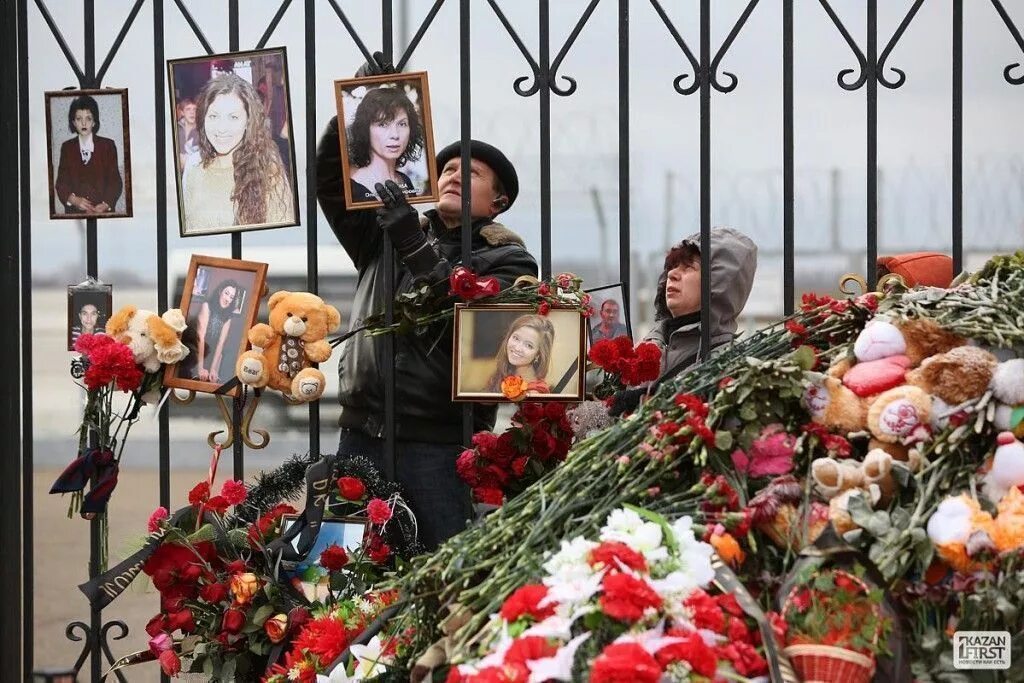 05. Трагедия в гимназии казани. Мемориал детям погибшим в казани. Трагедия казань фото. Трагедия казань фото.