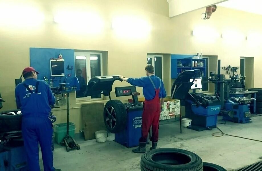 Завод шиномонтаж. Шиномонтаж. Современный шиномонтажный станок. Шиномонтажный цех оборудование. Завод шиномонтаж.