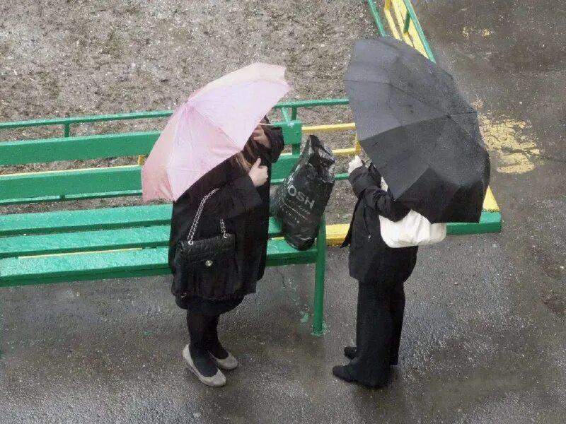 беседа дождь. пара под дождем. беседа дождь. беседа дождь. мальчик под дождем.