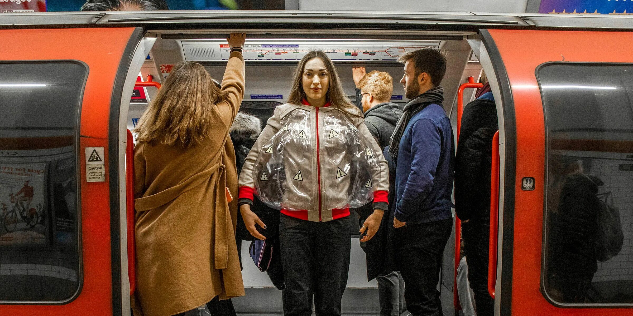 Должно быть личное пространство. Личное пространство в метро. личное пространство в англии. личное пространство в америке. личное переносное пространство.