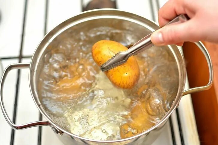 Картошка кипит в кастрюле. Кипящий картофель. Вода кипящая кастрюля с картошкой. Для чистки картошки кастрюля. Картошку кидают в кипящую воду